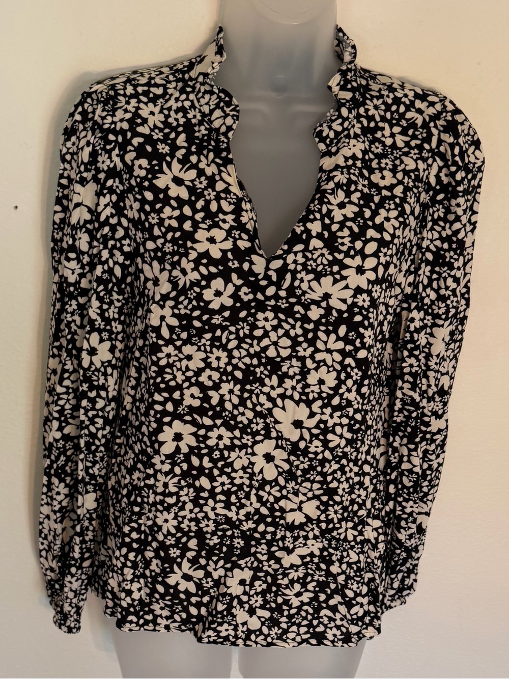 Vero Moda Black and White Floral Ruffle V-Neck Blouse
